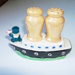 Collectible salt/pepper shakers boat  (#EV650)